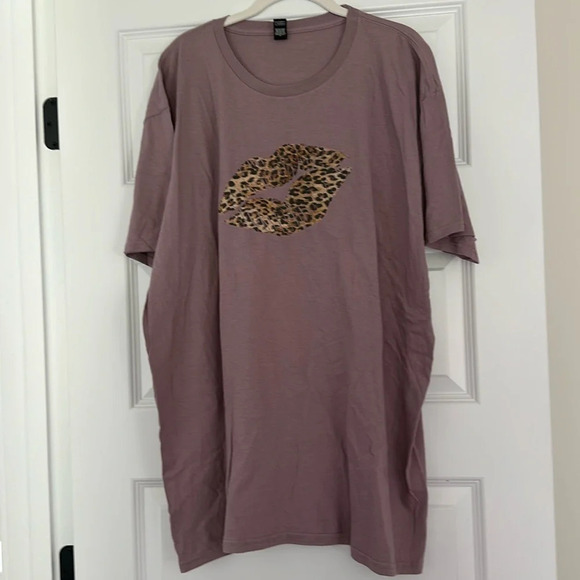 Nwot Purple cheetah lips tshirt - Picture 1 of 3